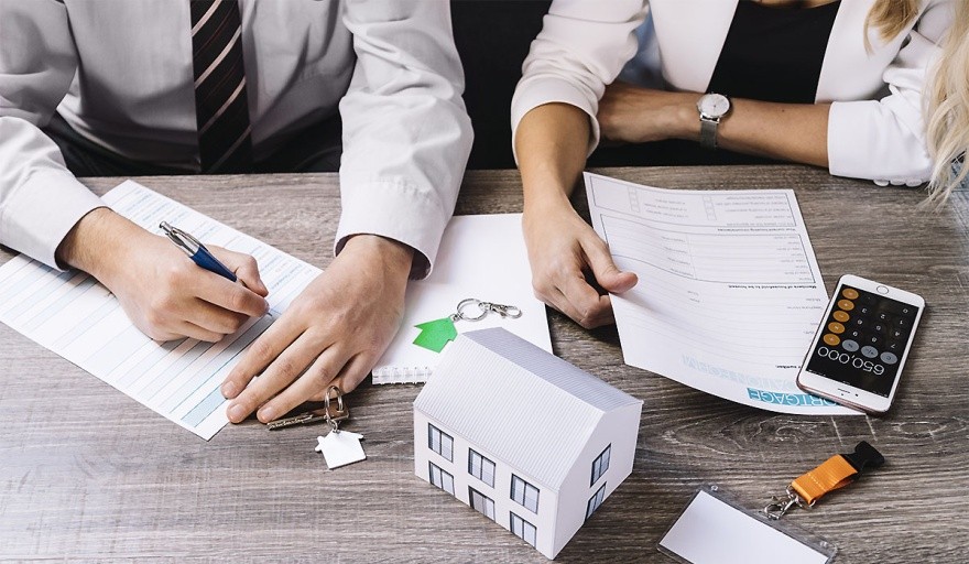 Agentes inmobiliarios firmando documentos